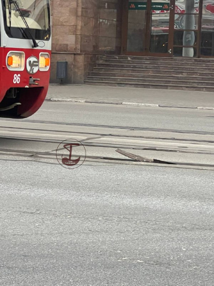  На проспекте Ленина в Туле повреждены трамвайные пути, движение остановлено