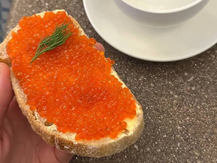 Новгородцев предупредили об опасности покупки красной икры с рук