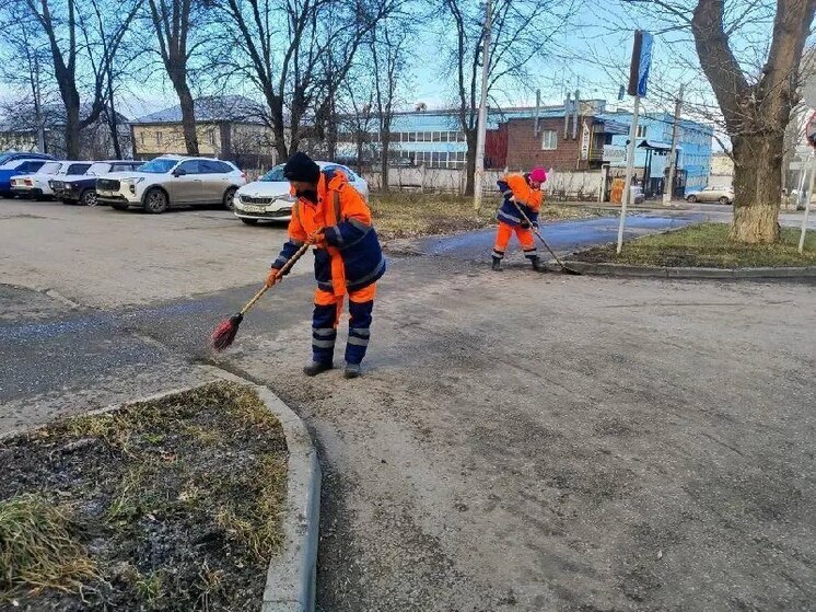 В Уфе обрабатывают дороги против гололеда