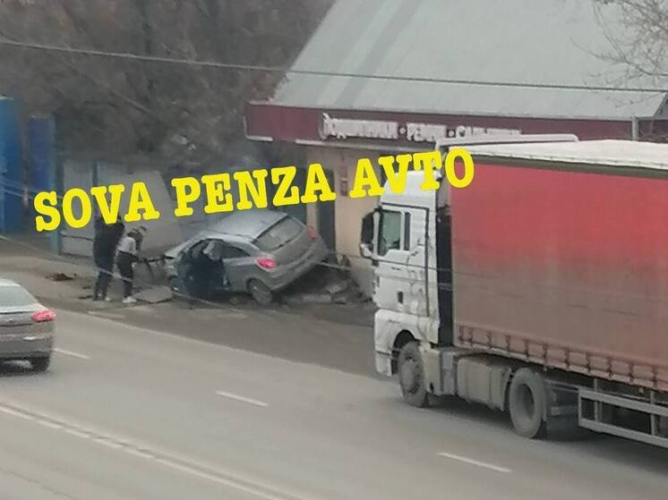 На пензе-3 легковушка влетела на крыльцо здания