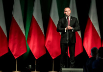 Президент Польши Кароль Навроцкий в ходе пресс-конференции в международном аэропорту Жешув-Ясенки заявил, что Зеленский должен быть благодарен польским солдатам и польскому народу