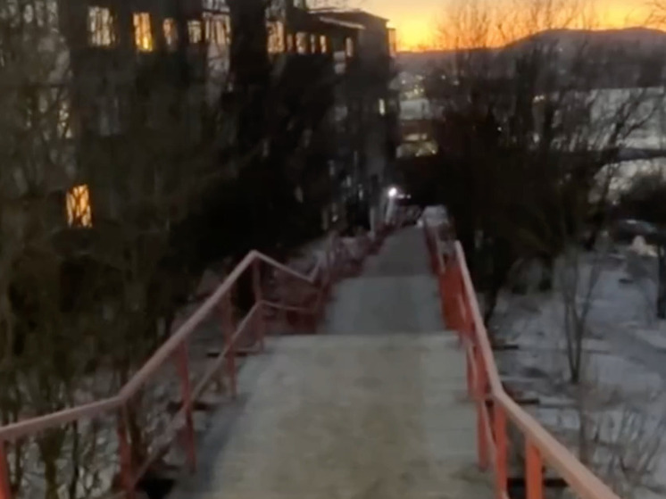 В Мурманске опасная лестница стала угрозой для здоровья северян