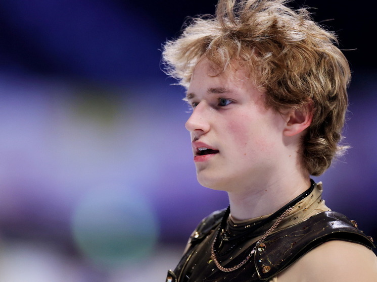 Американский фигурист Илья Малинин стал победителем Финала Гран‑при ISU 2025 в Нагое, установив мировой рекорд — 332,29 балла. В произвольной программе он чисто исполнил семь четверных прыжков без недокрутов — в отличие от прошлогоднего выступления. Двукратный олимпийский чемпион Евгений Плющенко назвал это историческим достижением и выразил уверенность, что Малинин в ближайшем будущем освоит пятерной сальхов.