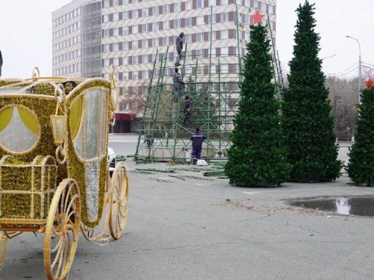 На площади Ленина собирают главную ёлку