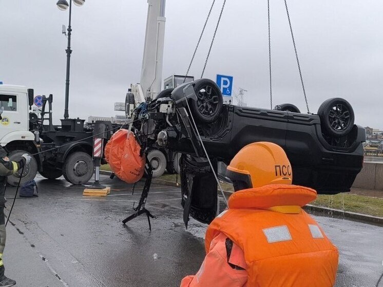 Появились фото с места падения авто в Неву в Петербурге
