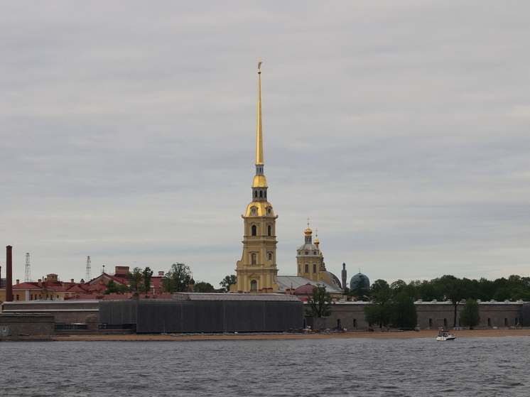 Спасатели вытащили из Невы автомобиль после падения с людьми