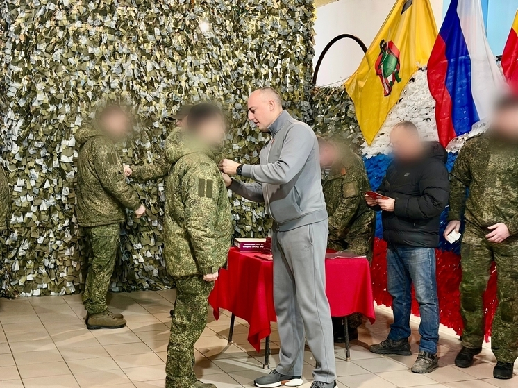 Артём Бранов вручил награды и гуманитарную помощь бойцам СВО