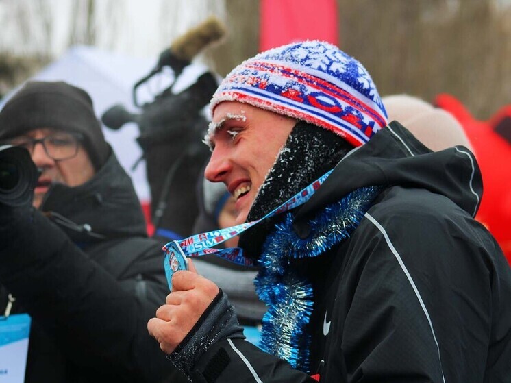 В Омске показали медали и мерч для «Сибирского международного марафона»