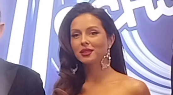 Нюша в огненно-золотом образе затмила всех на фестивале