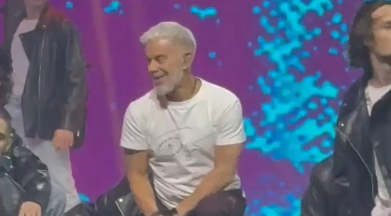 Газманов после энергетического танца пошутил по поводу своих коленей 