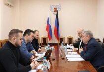 В ходе рабочего визита в Донецкую Народную Республику вице-губернатор Липецкой области Сергей Курбатов провел встречу с председателем правительства ДНР Андреем Чертковым и министром промышленности и торговли республики Гургеном Малхасяном