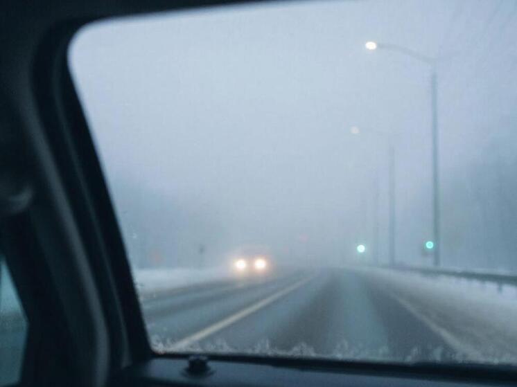 Псковичам посоветовали не лихачить в туман: как сохранить безопасность на дорогах в условиях плохой видимости
