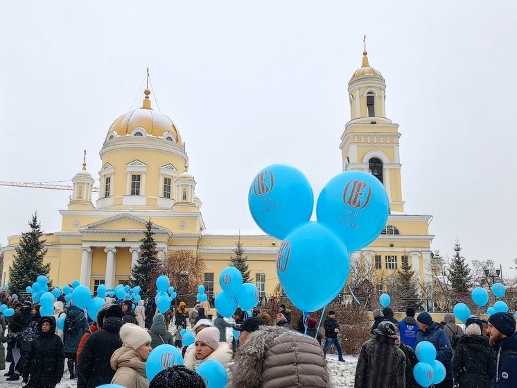 По Екатеринбургу прошел крестный ход с голубыми шариками