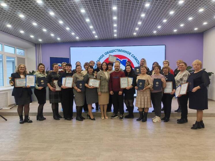 В Молодёжном центре прошла церемония награждения победителей конкурса территориального общественного самоуправления «ТОС-Единоросс». Об этом рассказала в своем telegram-канале глава Старорусского муниципального округа Елена Комарова.