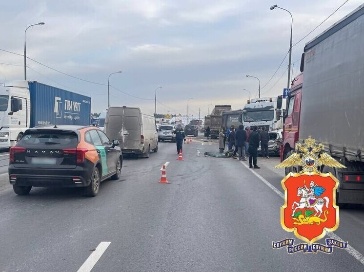 В Подмосковье в ДТП с грузовиком погиб человек, еще четверо ранены