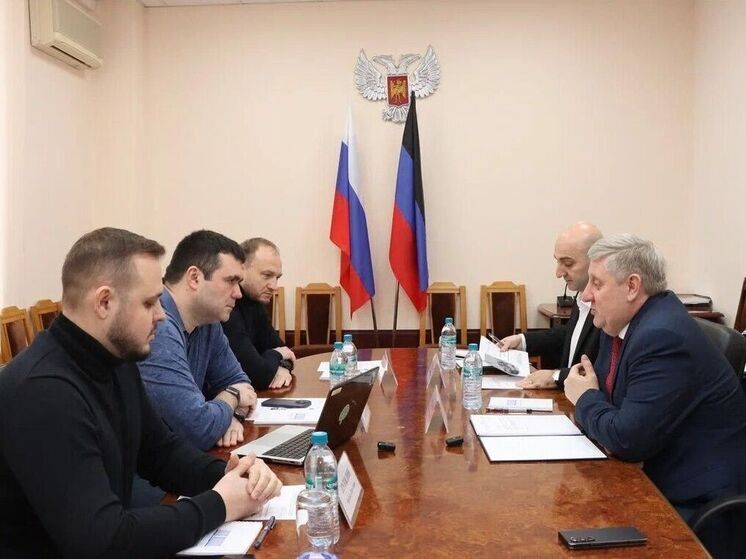В ходе рабочего визита в Донецкую Народную Республику вице-губернатор Липецкой области Сергей Курбатов провел встречу с председателем правительства ДНР Андреем Чертковым и министром промышленности и торговли республики Гургеном Малхасяном