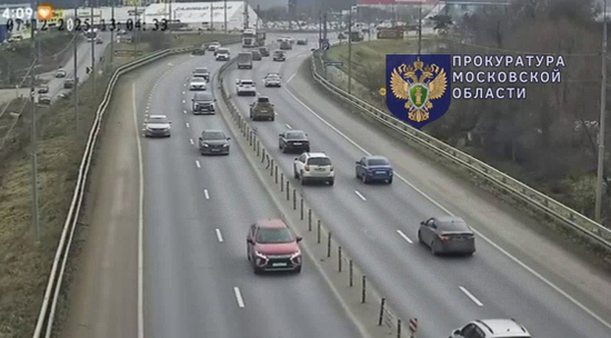 Видео аварии на Дмитровском шоссе, где грузовик столкнулся с двумя легковыми автомобилями