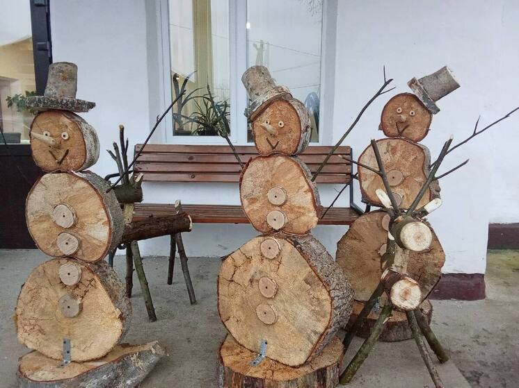 В Старой Руссе появились деревянные снеговики