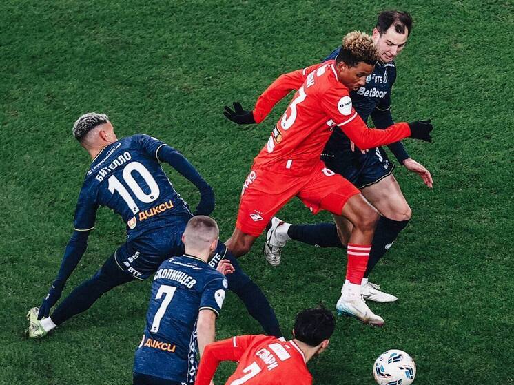 Московское дерби между «Спартаком» и «Динамо» в 18-м туре Российской премьер-лиги (РПЛ) завершилось вничью — 1:1. Однако результатом эта встреча запомнится в меньшей степени, чем тем, что обе команды выходили на поле без официально назначенных главных тренеров. Красно-белыми руководил Вадим Романов, бело-голубыми — Ролан Гусев. Оба — исполняющие обязанности, оба — в ожидании решения руководства клубов о будущем.