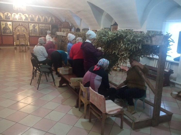 Холмогорские волонтеры без перерыва создают маскировочные сети