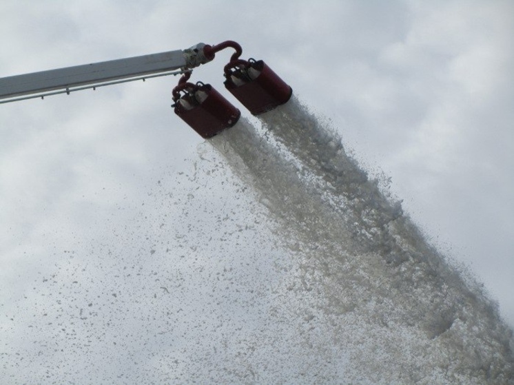 Третьи сутки тушат пожар в порту Темрюка после атаки беспилотника