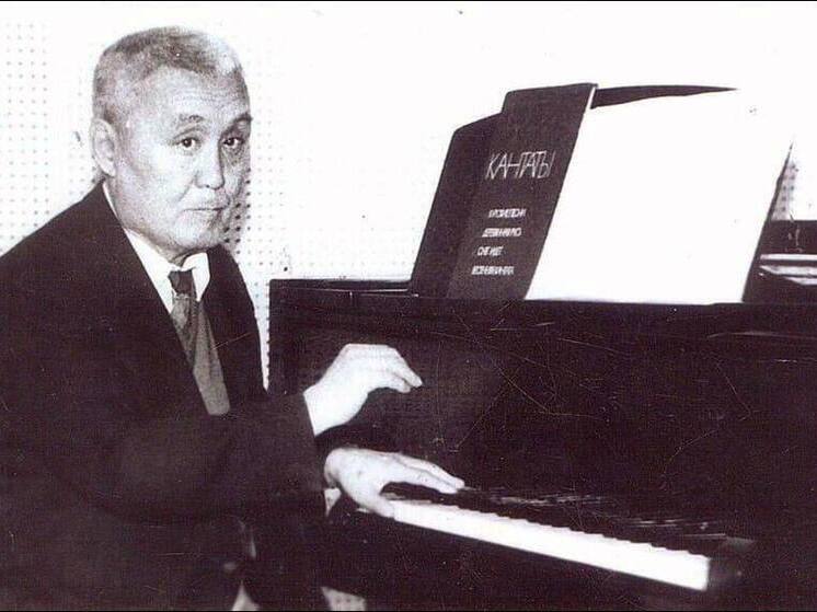 Глава Калмыкии Бату Хасиков почтил память композитора Петра Чонкушова