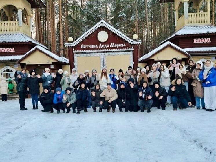 Делегация детей Курской области путешествует до резиденции Деда Мороза