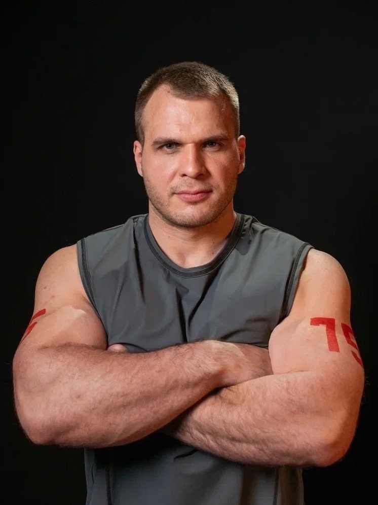 Красноярец Артем Гришин обыграл Оксану Яшанькину в шоу "Титаны" и вошел в полуфинал проекта