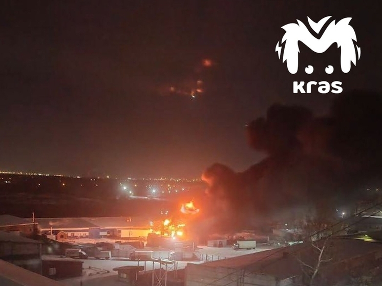На правобережье Красноярска крупный пожар полностью уничтожил гаражный бокс возле школы