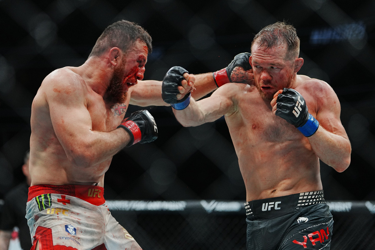 Россиянин завоевал чемпионский титул на турнире UFC 323