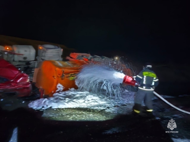 Перевозивший топливо грузовой транспорт перевернулся в Ростовской области