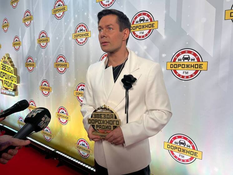 Стас Пьеха заявил, что доверяет сестре наряжать себя как новогоднюю елку