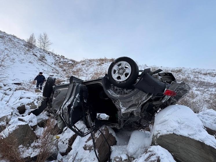 В Туве «Toyota RAV 4» съехала  с дороги  в обрыв: пострадала пожилая пассажирка