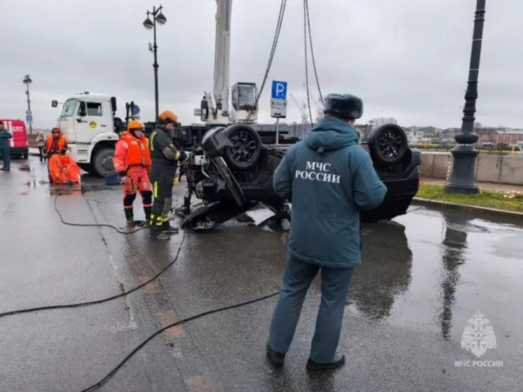 В Санкт-Петербурге автомобиль вылетел с набережной в Неву, один человек погиб
