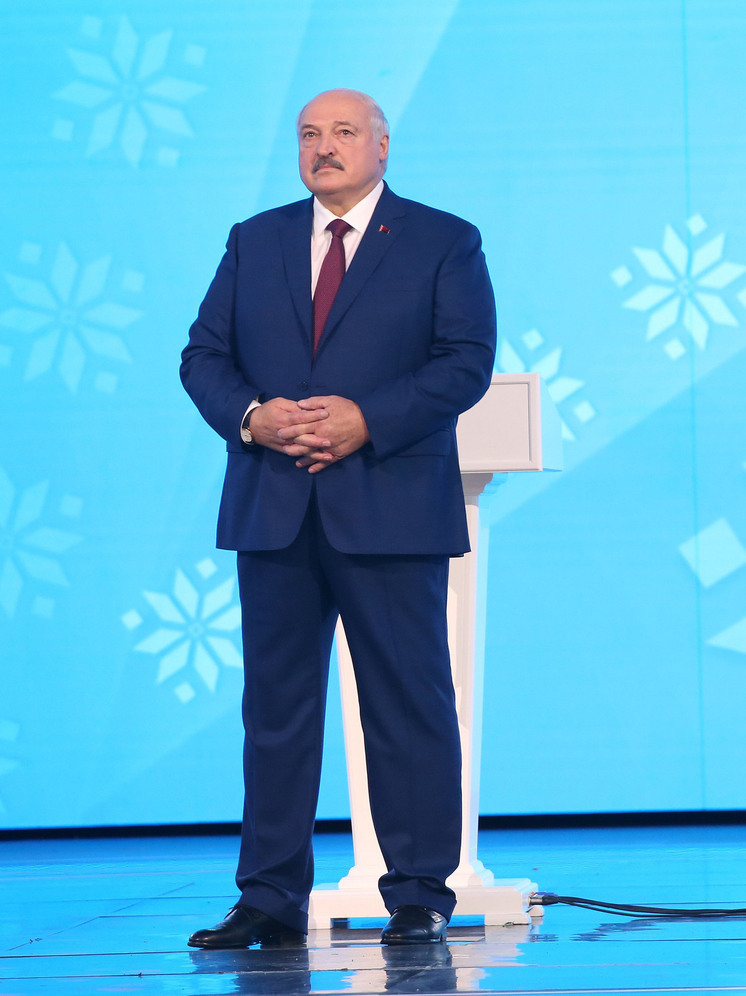 Президент Белоруссии прилетел в Оман с сыновьями в знак уважения