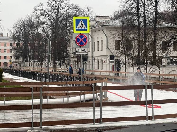 В Ярославле начали заливать каток на Советской площади