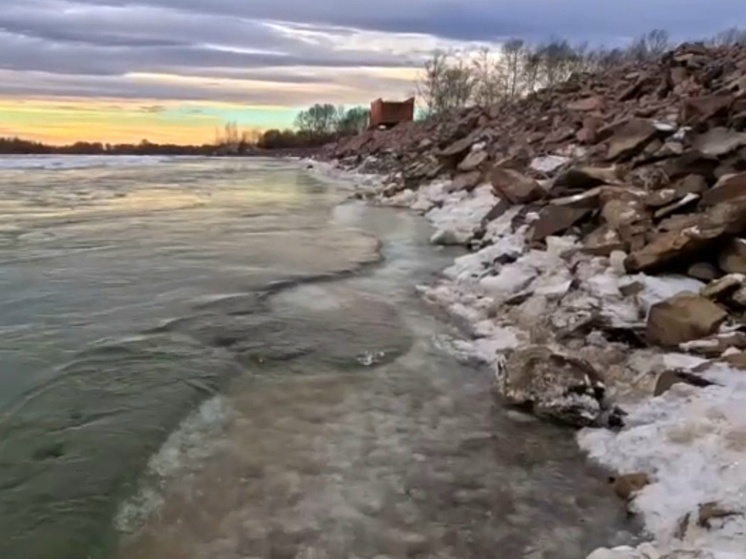 В Хакасии продолжили укреплять переливную дамбу для подготовки к паводкам