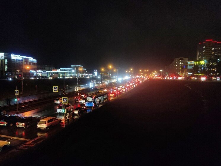 Барнаул встал в восьмибалльные пробки после «выходных» снегопадов