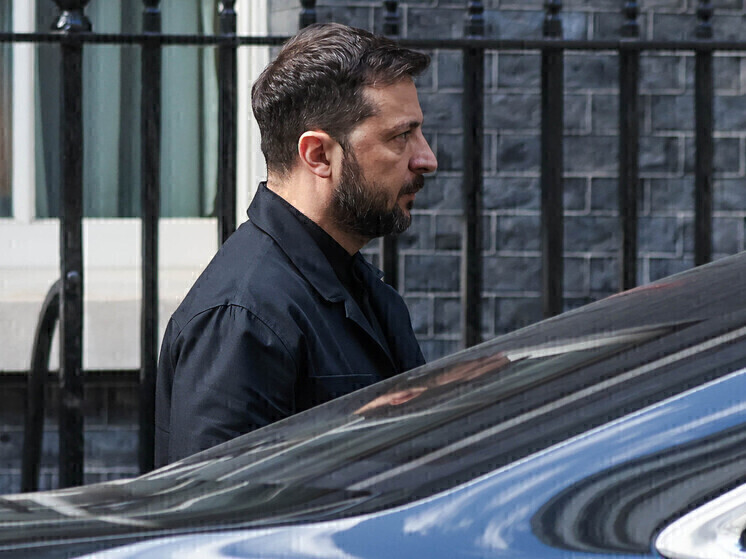 Перед встречей с европейскими руководителями глава киевского режима Владимир Зеленский выглядел рассеянным, что вызвало обсуждение в медиа