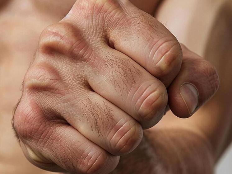 В Южно-Сахалинске мужчина напал на полицейского в машине скорой помощи