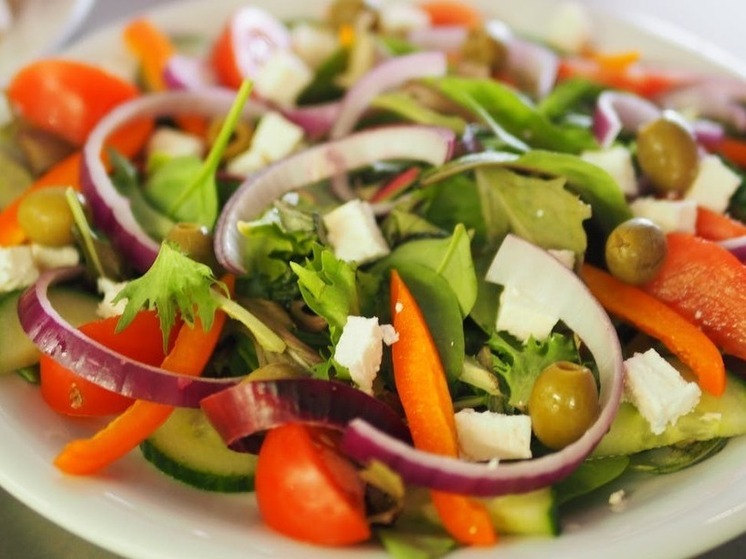 Этот салат разлетается первым на любом празднике: гости просят рецепт, пока не закончился