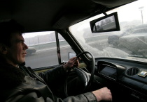С наступлением холодов многие водители садятся за руль, не снимая объемную зимнюю куртку