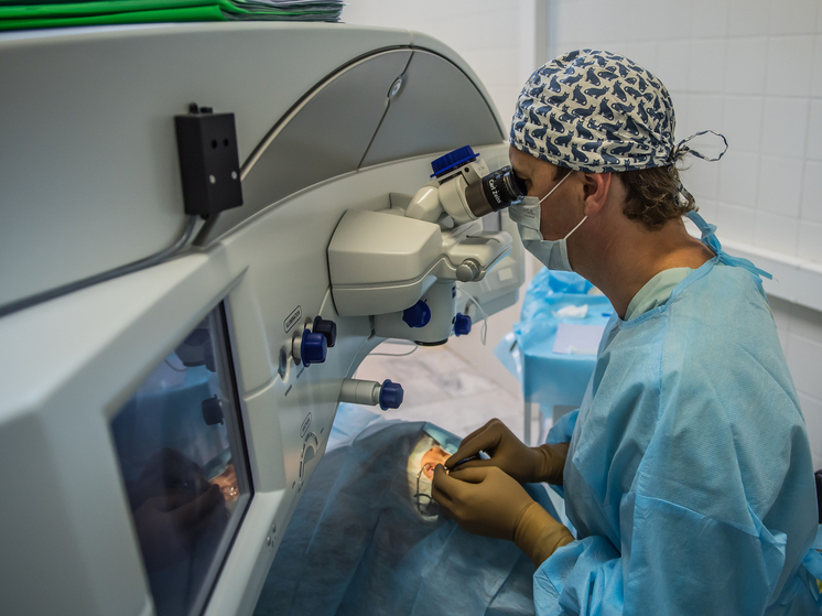 Новосибирские врачи рассказали, когда при потере слуха можно обойтись без операции