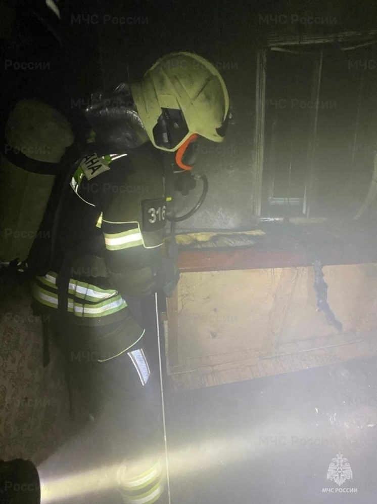 Под Орлом из горящего дома спасли мужчину