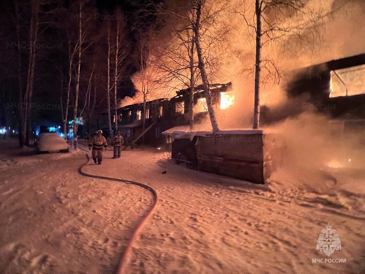 В поселке Солнечном сгорел двухэтажный дом, есть пострадавший