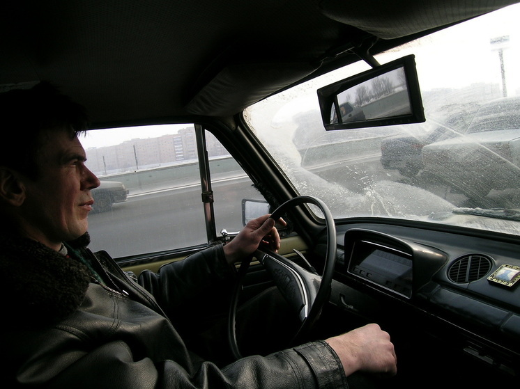 Опасный комфорт: зимняя куртка за рулем может стоить вам здоровья