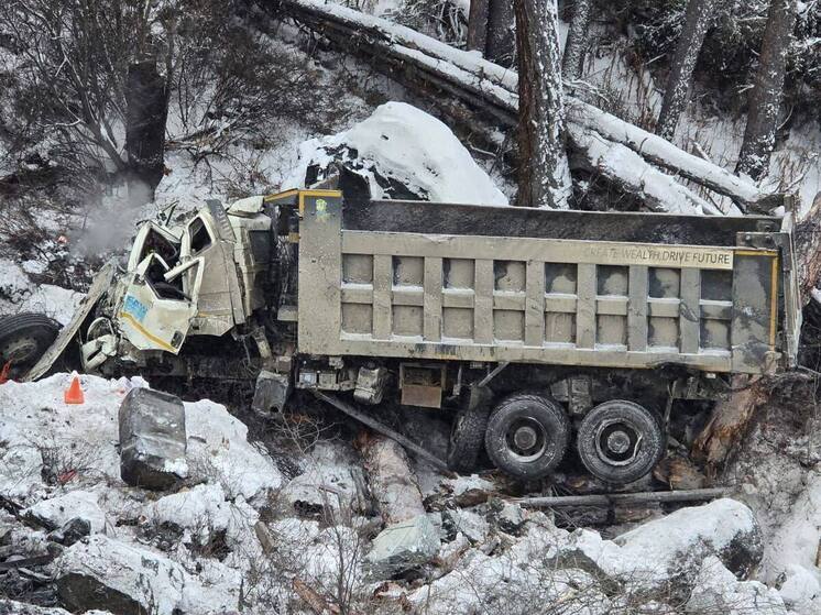 Водитель погиб. На Алтае грузовик слетел с горной дороги