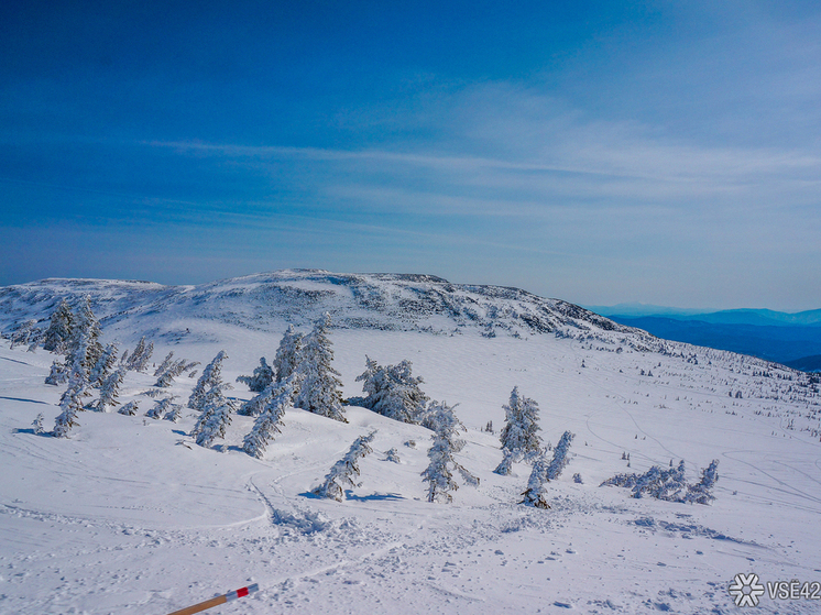 Прогулки по улицам Шерегеша лыжники заменили машины заснеженными трассами