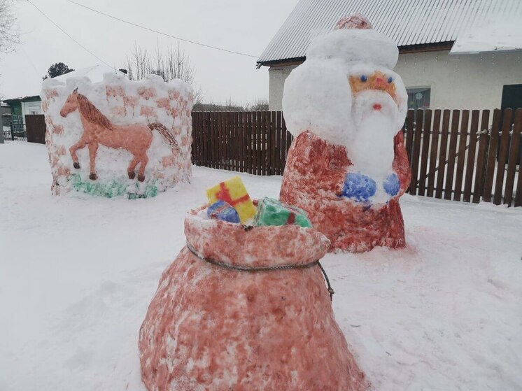 Праздничное чудо на улице Ягуновский семья построила красочную снежную крепость