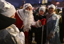 Зимние праздники в массовой культуре часто изображаются как время беззаботного веселья, уютных встреч и всеобщего единения
